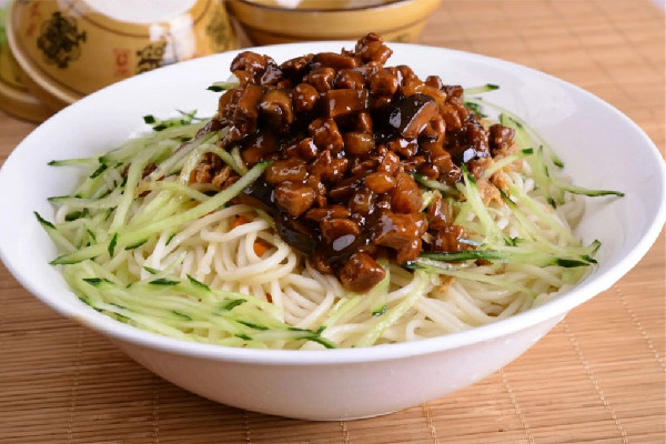 炸醬面需要什么材料 炸醬面的做法最正宗的做法 炸醬面需要什么材料 炸醬面的做法最正宗的做法