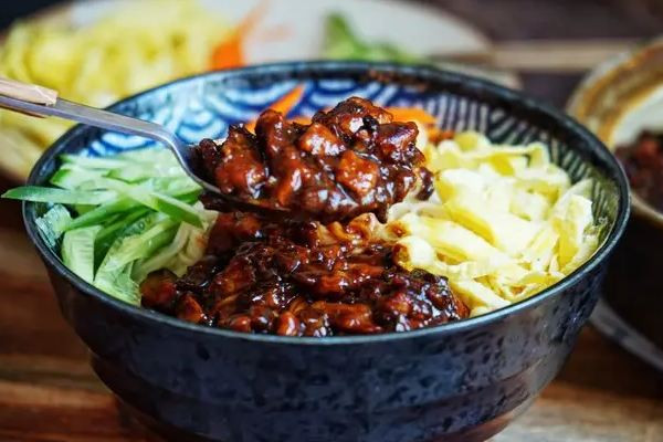 炸醬面的熱量是多少大卡 炸醬面適合減肥吃嗎 炸醬面的熱量是多少大卡 炸醬面適合減肥吃嗎