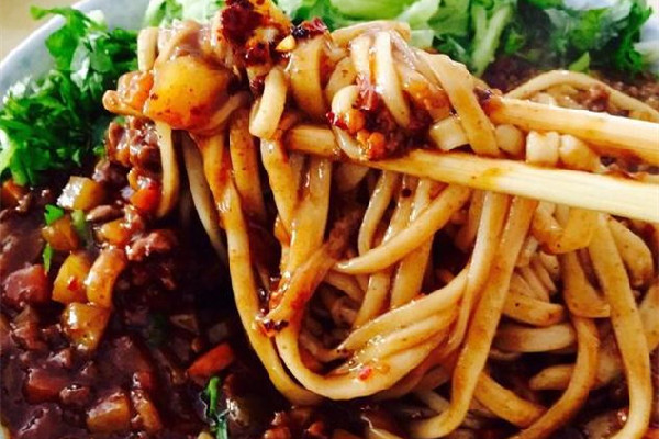 炸醬面需要什么材料 炸醬面的做法最正宗的做法 炸醬面需要什么材料 炸醬面的做法最正宗的做法