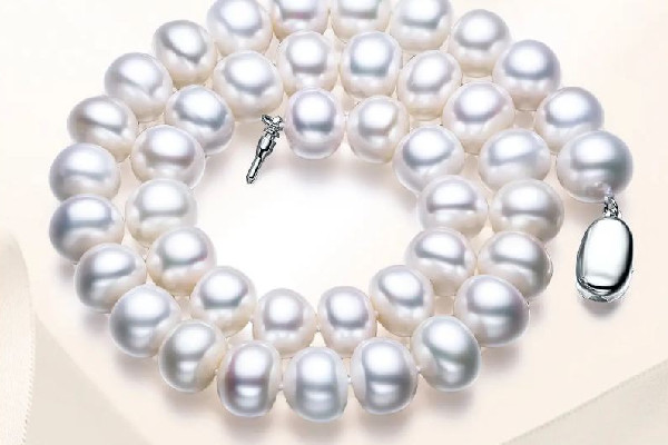 珍珠項(xiàng)鏈適合哪個(gè)年齡的女性 珍珠項(xiàng)鏈?zhǔn)裁磿r(shí)候戴最合適 珍珠項(xiàng)鏈適合哪個(gè)年齡的女性 珍珠項(xiàng)鏈?zhǔn)裁磿r(shí)候戴最合適