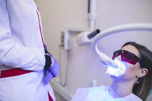 冷光美白牙齒要多少錢一次 冷光美白牙齒對(duì)牙齒有什么傷害 冷光美白牙齒要多少錢一次 冷光美白牙齒對(duì)牙齒有什么傷害