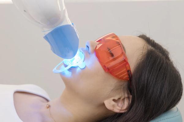 冷光美白牙齒要多少錢一次 冷光美白牙齒對(duì)牙齒有什么傷害 冷光美白牙齒要多少錢一次 冷光美白牙齒對(duì)牙齒有什么傷害