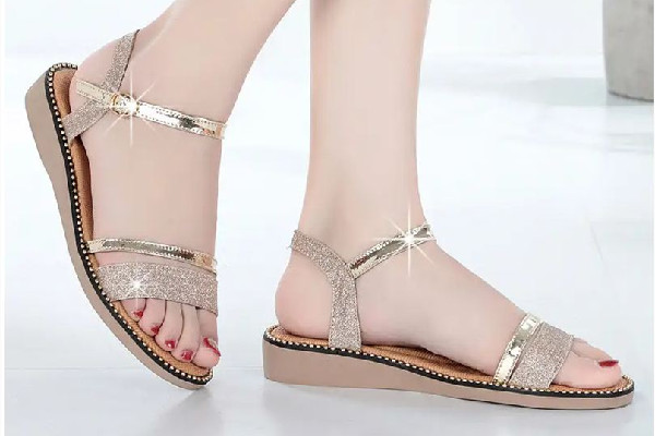 涼鞋什么材質(zhì)的比較好 涼鞋穿久了很臭怎么辦 涼鞋什么材質(zhì)的比較好 涼鞋穿久了很臭怎么辦