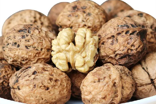 紙皮核桃吃生的好還是熟的好 紙皮核桃吃起來有點苦是怎么回事 紙皮核桃吃生的好還是熟的好 紙皮核桃吃起來有點苦是怎么回事