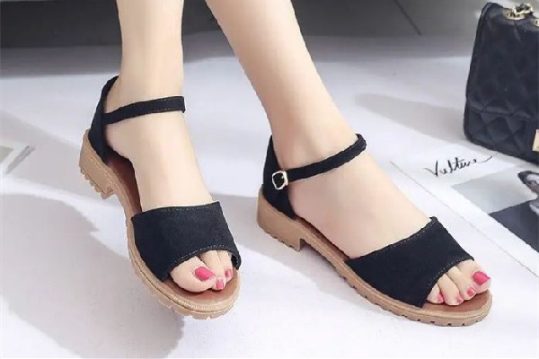 涼鞋掉色是質(zhì)量問題嗎 涼鞋掉色了有什么辦法補(bǔ)救 涼鞋掉色是質(zhì)量問題嗎 涼鞋掉色了有什么辦法補(bǔ)救