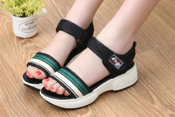 涼鞋掉色是質(zhì)量問題嗎 涼鞋掉色了有什么辦法補(bǔ)救 涼鞋掉色是質(zhì)量問題嗎 涼鞋掉色了有什么辦法補(bǔ)救