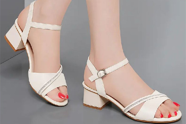 涼鞋買大點(diǎn)好還是小點(diǎn)好 涼鞋買大了一碼該怎么補(bǔ)救 涼鞋買大點(diǎn)好還是小點(diǎn)好 涼鞋買大了一碼該怎么補(bǔ)救