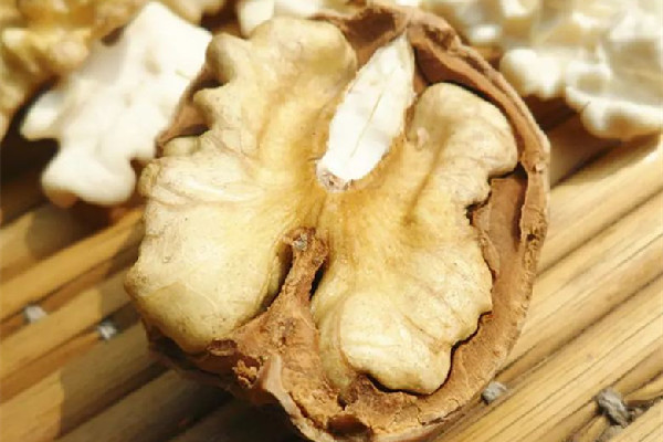 核桃仁要去皮吃嗎 核桃仁怎么去皮 核桃仁要去皮吃嗎 核桃仁怎么去皮