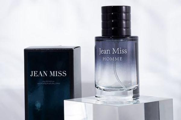 古龍香水可以驅(qū)蚊嗎 古龍香水可以噴在頭發(fā)上嗎 古龍香水可以驅(qū)蚊嗎 古龍香水可以噴在頭發(fā)上嗎