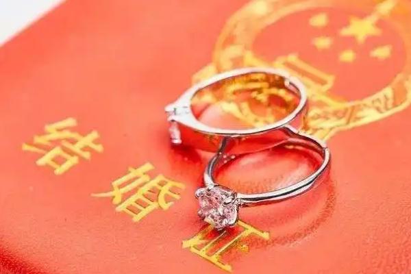 結(jié)婚證照片對(duì)頭發(fā)顏色有要求嗎 結(jié)婚證照片對(duì)妝容的要求 結(jié)婚證照片對(duì)頭發(fā)顏色有要求嗎 結(jié)婚證照片對(duì)妝容的要求