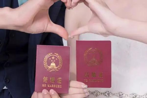 結(jié)婚證照片是貼上去的還是印上去的 結(jié)婚證照片要幾張 結(jié)婚證照片是貼上去的還是印上去的 結(jié)婚證照片要幾張