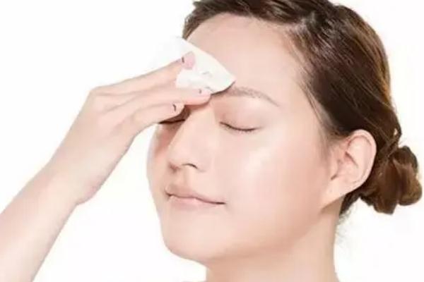 皮膚出油會導(dǎo)致什么 皮膚出油會導(dǎo)致皮膚暗黃嗎 皮膚出油會導(dǎo)致什么 皮膚出油會導(dǎo)致皮膚暗黃嗎