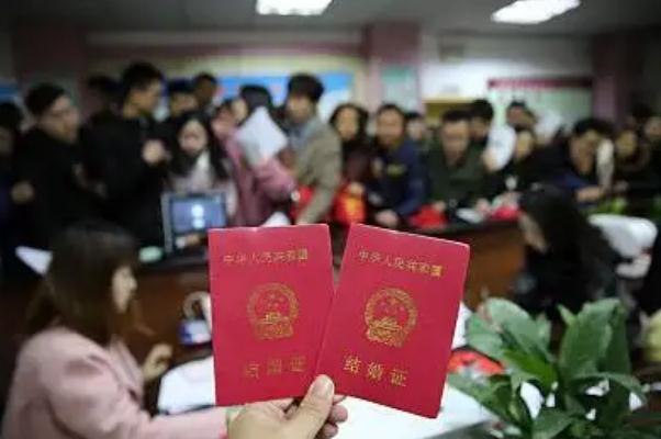 結(jié)婚證照片是貼上去的還是印上去的 結(jié)婚證照片要幾張 結(jié)婚證照片是貼上去的還是印上去的 結(jié)婚證照片要幾張