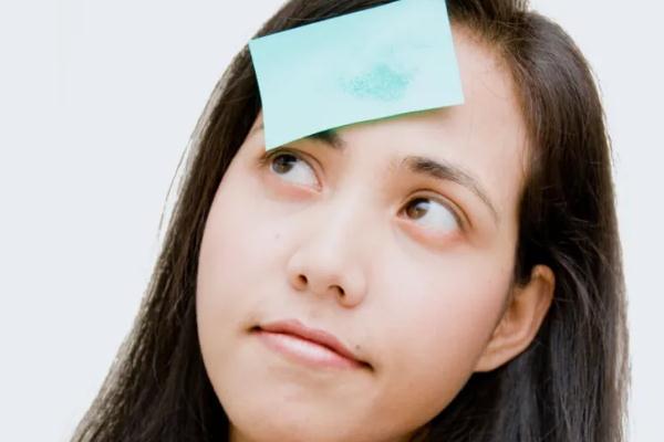 皮膚出油可以直接用散粉嗎 皮膚出油可以吃維生素B6調(diào)理嗎 皮膚出油可以直接用散粉嗎 皮膚出油可以吃維生素B6調(diào)理嗎