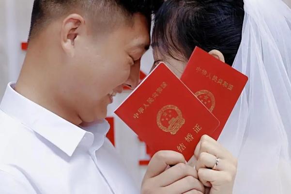 結(jié)婚證照片是貼上去的還是印上去的 結(jié)婚證照片要幾張 結(jié)婚證照片是貼上去的還是印上去的 結(jié)婚證照片要幾張