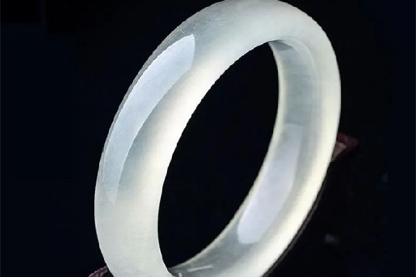 玉手鐲怎么養(yǎng)才會越來越透亮 玉手鐲多久要保養(yǎng)一次 玉手鐲怎么養(yǎng)才會越來越透亮 玉手鐲多久要保養(yǎng)一次