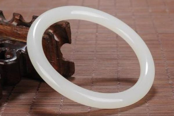 玉手鐲是圓條好還是扁條好 玉手鐲的款式有幾種 玉手鐲是圓條好還是扁條好 玉手鐲的款式有幾種