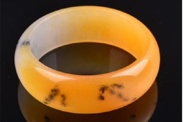 玉手鐲會(huì)變色是真的還是假的 玉手鐲戴久了有什么變化 玉手鐲會(huì)變色是真的還是假的 玉手鐲戴久了有什么變化