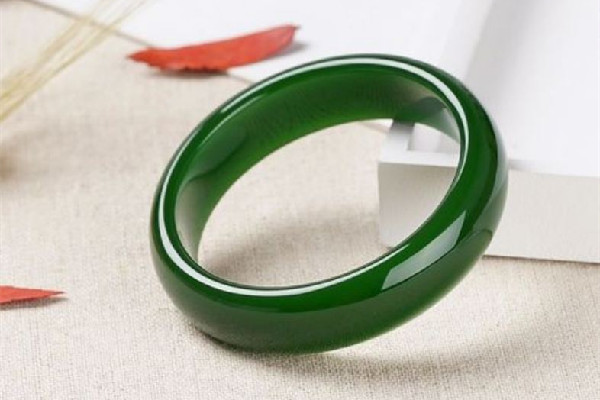 玉手鐲會(huì)變色是真的還是假的 玉手鐲戴久了有什么變化 玉手鐲會(huì)變色是真的還是假的 玉手鐲戴久了有什么變化