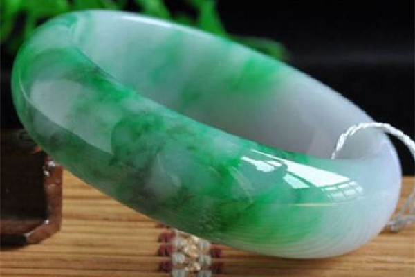 玉手鐲要買什么種的 玉鐲怎么挑選質(zhì)量 玉手鐲要買什么種的 玉鐲怎么挑選質(zhì)量