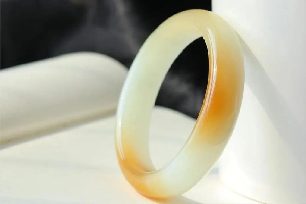 玉手鐲會(huì)變色是真的還是假的 玉手鐲戴久了有什么變化 玉手鐲會(huì)變色是真的還是假的 玉手鐲戴久了有什么變化