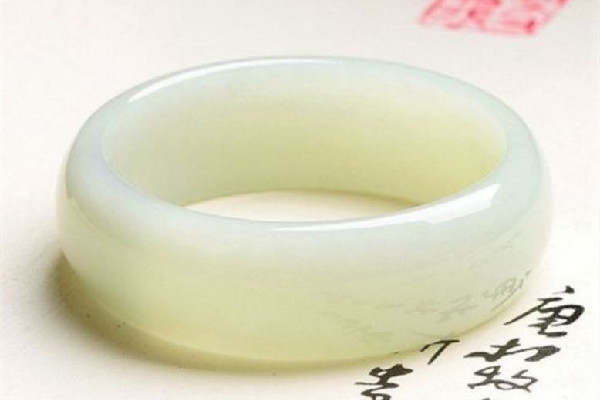 玉手鐲有瑕疵的好還是不好 玉手鐲有點磨損怎么處理 玉手鐲有瑕疵的好還是不好 玉手鐲有點磨損怎么處理