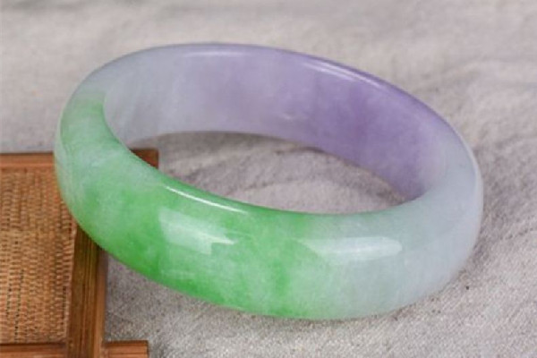 玉手鐲要買什么種的 玉鐲怎么挑選質(zhì)量 玉手鐲要買什么種的 玉鐲怎么挑選質(zhì)量