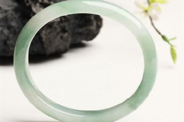 貴妃鐲買小了能戴的進(jìn)去嗎 貴妃鐲怎么戴上去 貴妃鐲買小了能戴的進(jìn)去嗎 貴妃鐲怎么戴上去