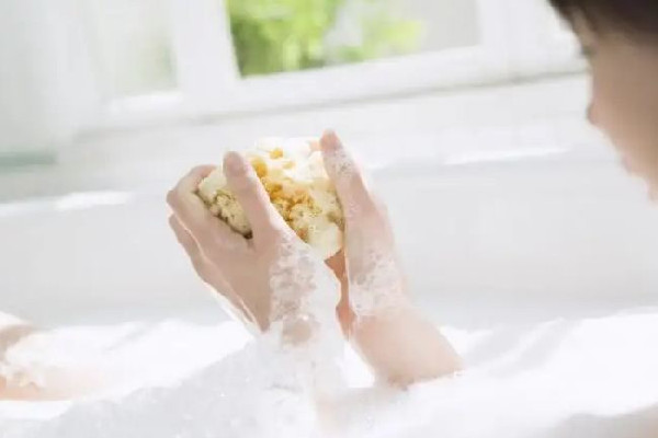 夏天洗澡用香皂好還是沐浴露好 夏天洗澡用浴鹽好嗎 夏天洗澡用香皂好還是沐浴露好 夏天洗澡用浴鹽好嗎