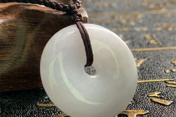 翡翠吊墜買種還是買色 翡翠吊墜有紋裂正常嗎 翡翠吊墜買種還是買色 翡翠吊墜有紋裂正常嗎