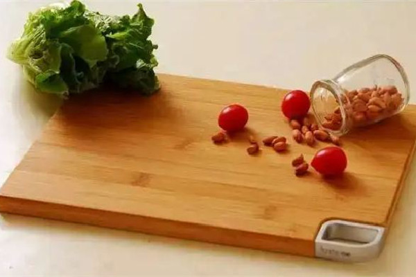 砧板有股酸臭味正常嗎 砧板有異味怎么去除 砧板有股酸臭味正常嗎 砧板有異味怎么去除