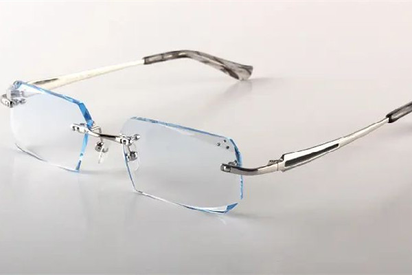 無框眼鏡為什么邊邊很厚 無框眼鏡鏡片比有光眼鏡厚嗎 無框眼鏡為什么邊邊很厚 無框眼鏡鏡片比有光眼鏡厚嗎