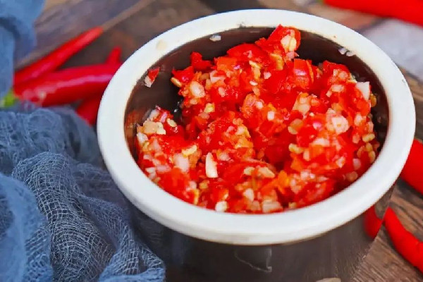 剁椒醬會(huì)產(chǎn)生亞硝酸鹽嗎 剁椒醬要不要在鍋里炒熟 剁椒醬會(huì)產(chǎn)生亞硝酸鹽嗎 剁椒醬要不要在鍋里炒熟