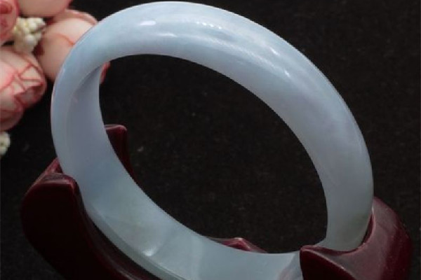 紫羅蘭手鐲什么顏色最好 紫羅蘭手鐲有幾種顏色 紫羅蘭手鐲什么顏色最好 紫羅蘭手鐲有幾種顏色