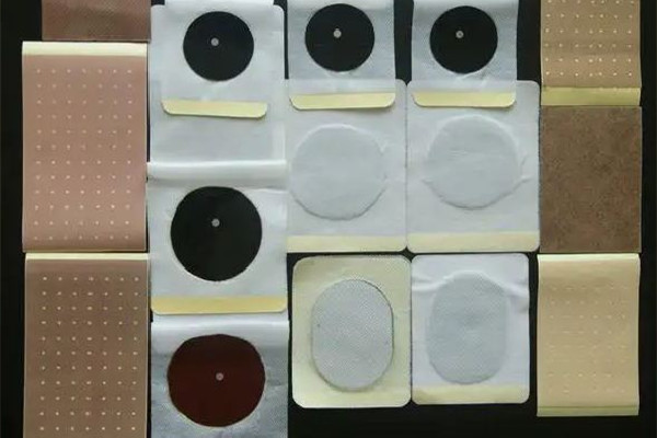 黑膏藥的功效和作用 黑膏藥對人體有害嗎 黑膏藥的功效和作用 黑膏藥對人體有害嗎