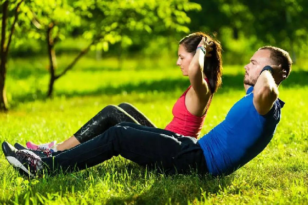 仰臥起坐的正確做法 仰臥起坐一個人怎么做 仰臥起坐的正確做法 仰臥起坐一個人怎么做