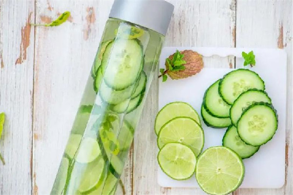 黃瓜水的功效和作用 黃瓜水可以當(dāng)爽膚水嗎 黃瓜水的功效和作用 黃瓜水可以當(dāng)爽膚水嗎