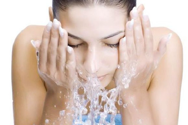 洗臉有必要用一次性洗臉巾嗎 洗臉用毛巾還是一次性洗臉巾好 洗臉有必要用一次性洗臉巾嗎 洗臉用毛巾還是一次性洗臉巾好