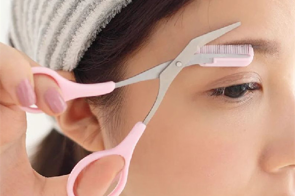 刮眉毛后青青的怎么辦 刮眉毛為什么會疼 刮眉毛后青青的怎么辦 刮眉毛為什么會疼