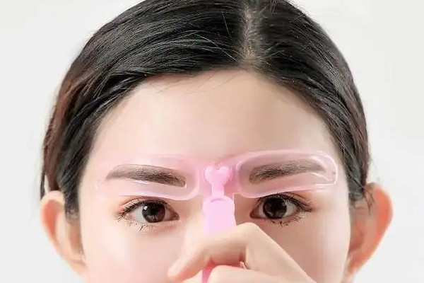 刮眉毛后有點痛怎么辦 刮眉毛后怎么護理 刮眉毛后有點痛怎么辦 刮眉毛后怎么護理