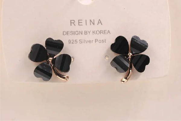 耳釘長進(jìn)肉里怎么取出來 耳釘要多久摘下來清洗一次 耳釘長進(jìn)肉里怎么取出來 耳釘要多久摘下來清洗一次