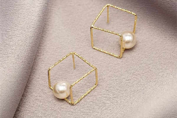 耳釘戴上去疼什么原因 耳釘戴上疼怎么辦 耳釘戴上去疼什么原因 耳釘戴上疼怎么辦