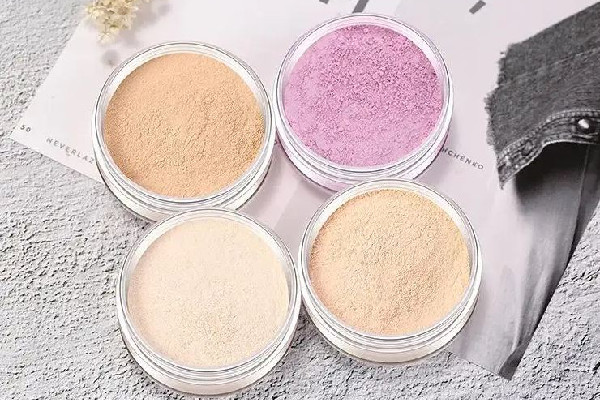 定妝粉用刷子和粉撲有什么區(qū)別 定妝粉用什么工具最好 定妝粉用刷子和粉撲有什么區(qū)別 定妝粉用什么工具最好