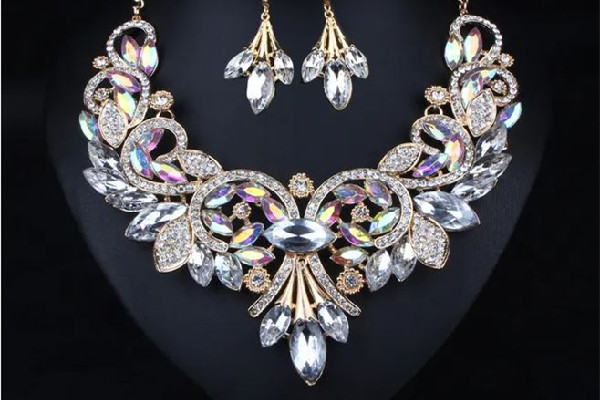 項(xiàng)鏈發(fā)黑了用什么清理 項(xiàng)鏈發(fā)黑是因?yàn)槭裁? alt=