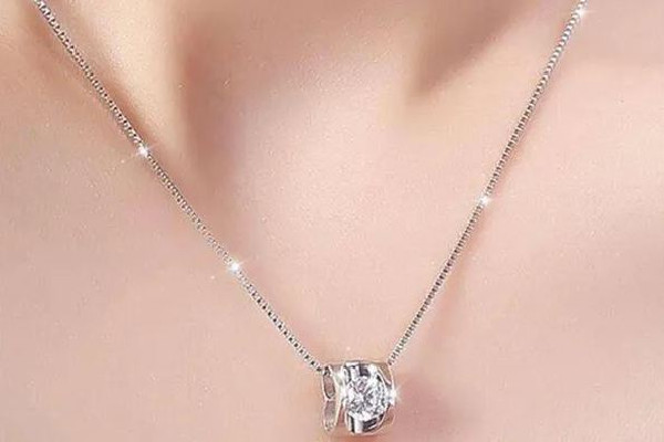 項鏈買黃金還是鉑金好 項鏈買什么材質不褪色 項鏈買黃金還是鉑金好 項鏈買什么材質不褪色