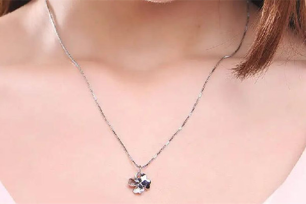 項鏈買黃金還是鉑金好 項鏈買什么材質不褪色 項鏈買黃金還是鉑金好 項鏈買什么材質不褪色