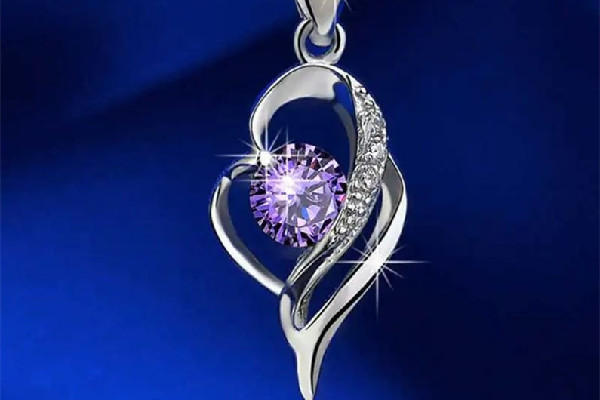 項(xiàng)鏈發(fā)黑了用什么清理 項(xiàng)鏈發(fā)黑是因?yàn)槭裁? alt=