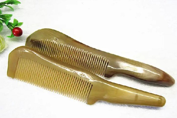 牛角梳和檀木梳子哪種好 牛角梳買寬齒還是細齒 牛角梳和檀木梳子哪種好 牛角梳買寬齒還是細齒