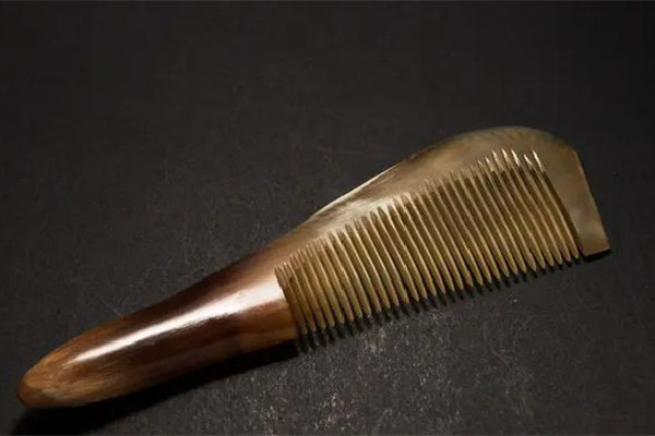 牛角梳和檀木梳子哪種好 牛角梳買寬齒還是細齒 牛角梳和檀木梳子哪種好 牛角梳買寬齒還是細齒