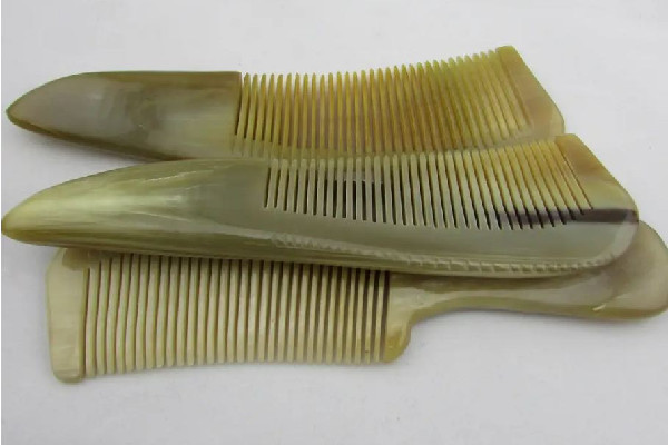 牛角梳是黑色的好還是淺色的好 牛角梳顏色怎么選 牛角梳是黑色的好還是淺色的好 牛角梳顏色怎么選